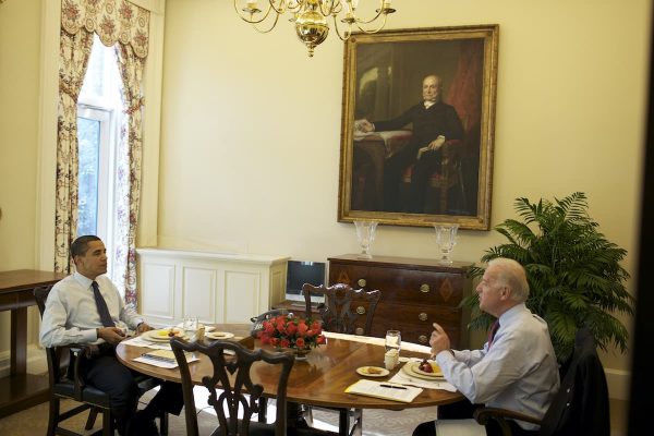 Obama & Biden im Kronleuchter des Weißen Hauses